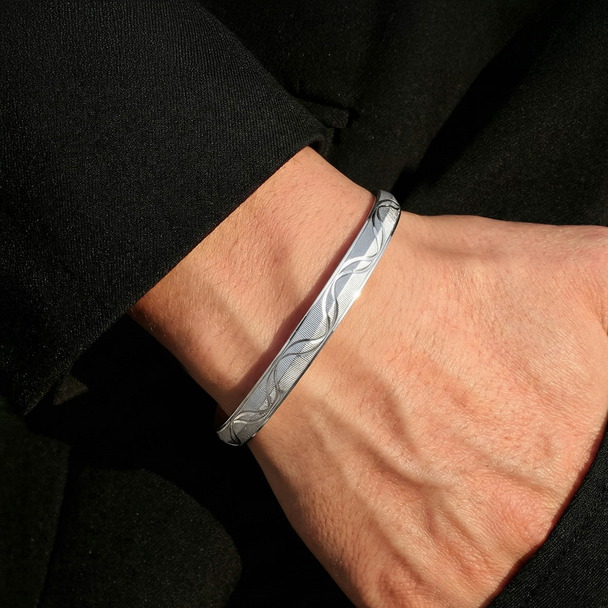 Silver Flowline Engraved Kada