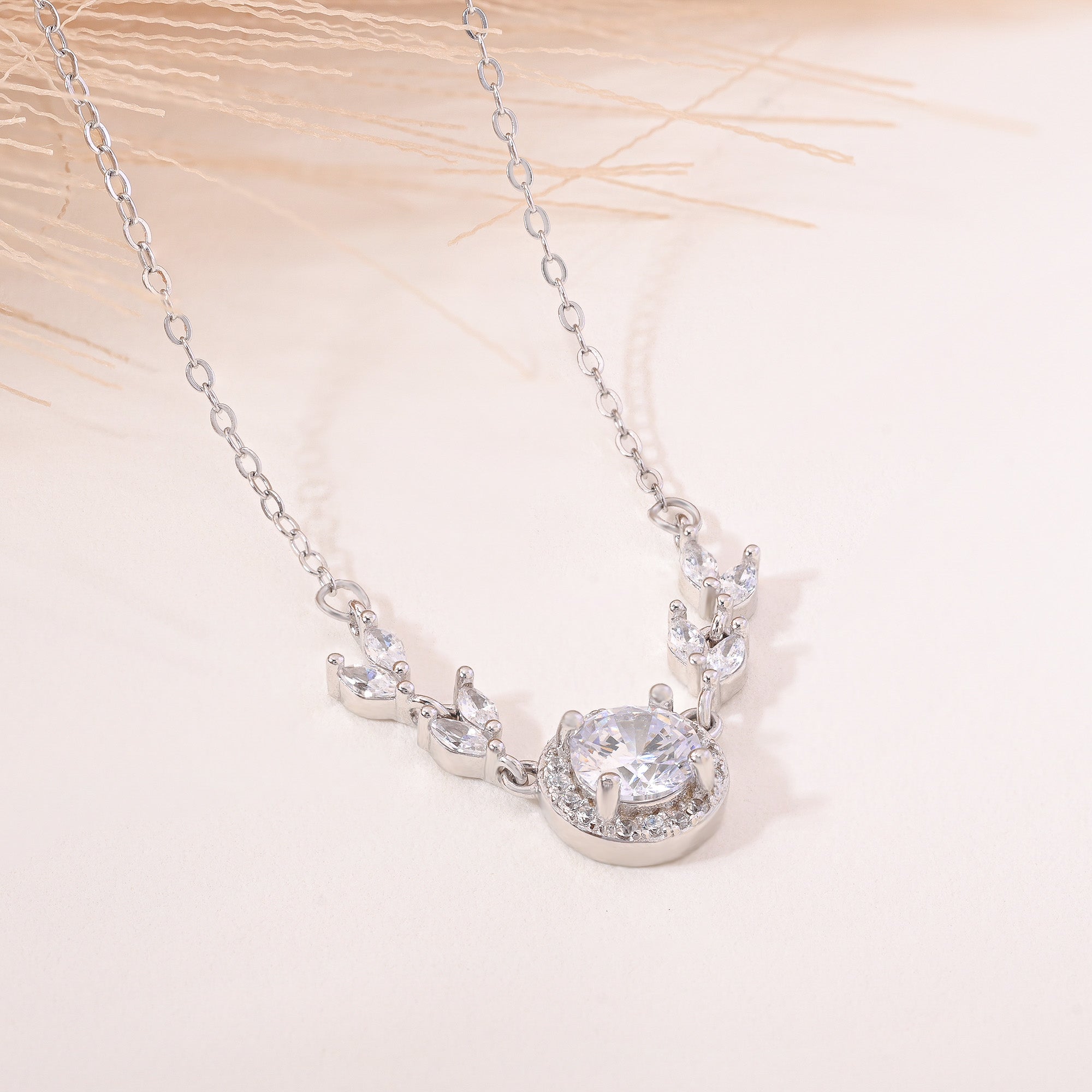 Leaf Motif Circle Necklace