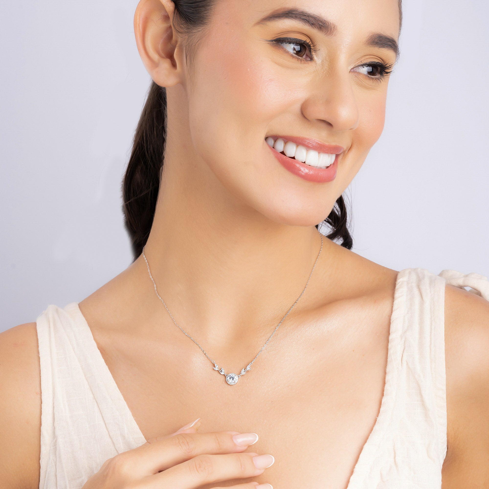 Leaf Motif Circle Necklace