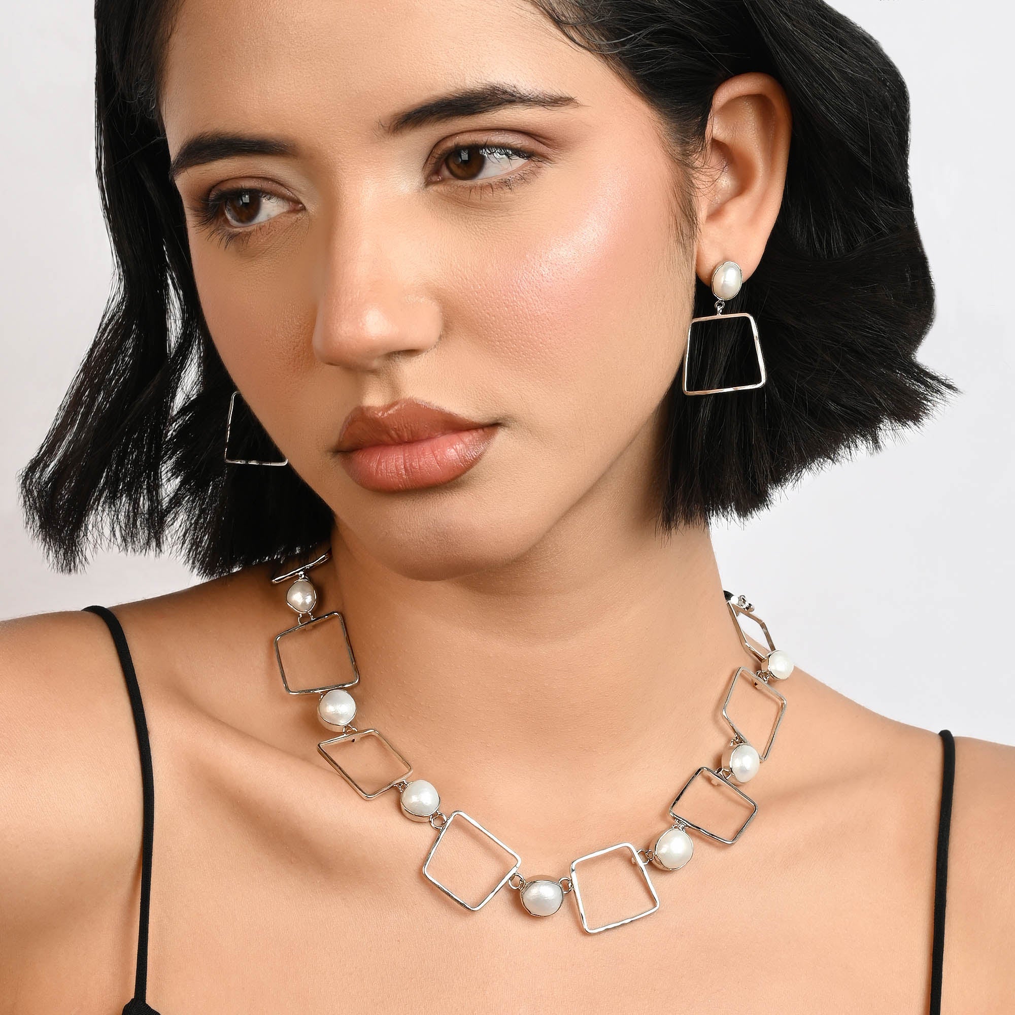Geometric Pearl Necklace Set