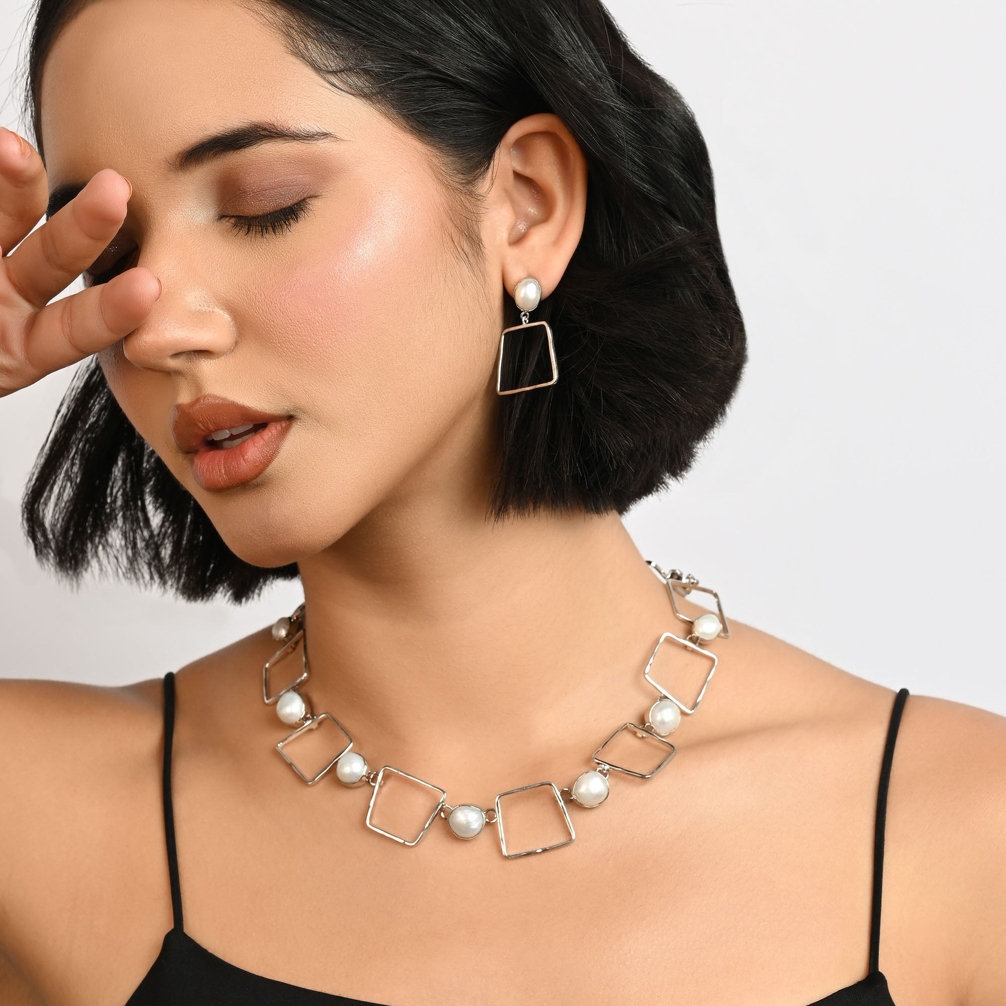 Geometric Pearl Necklace Set