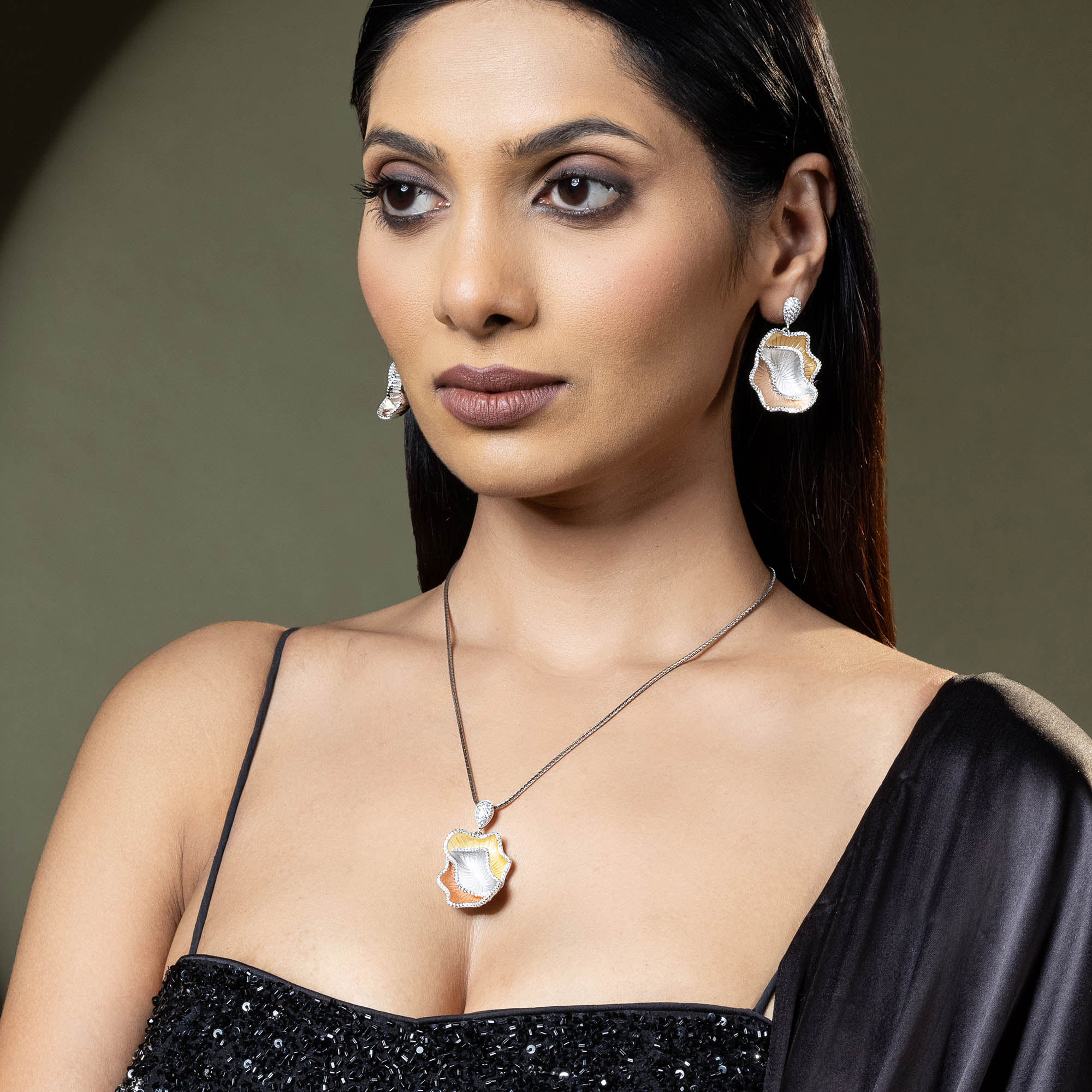 Textured Leaf Motif Pendant Set